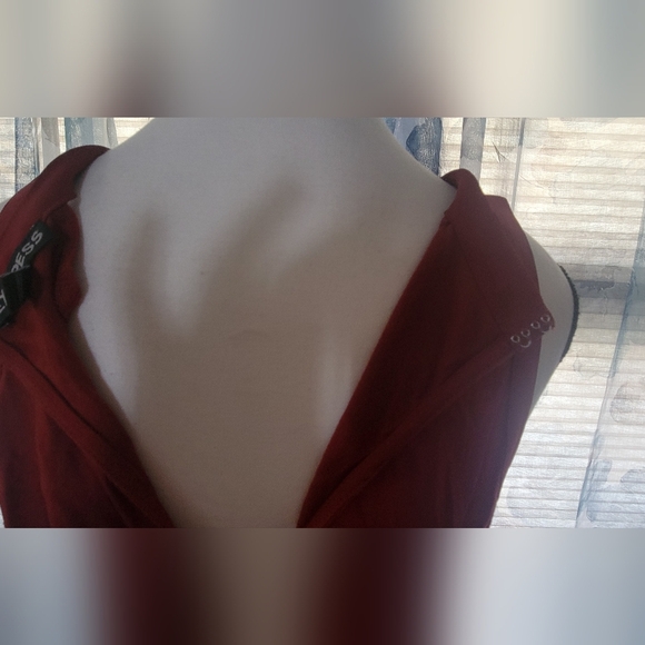 Red Sleeveless Keyhole Back Top - Picture 4 of 4